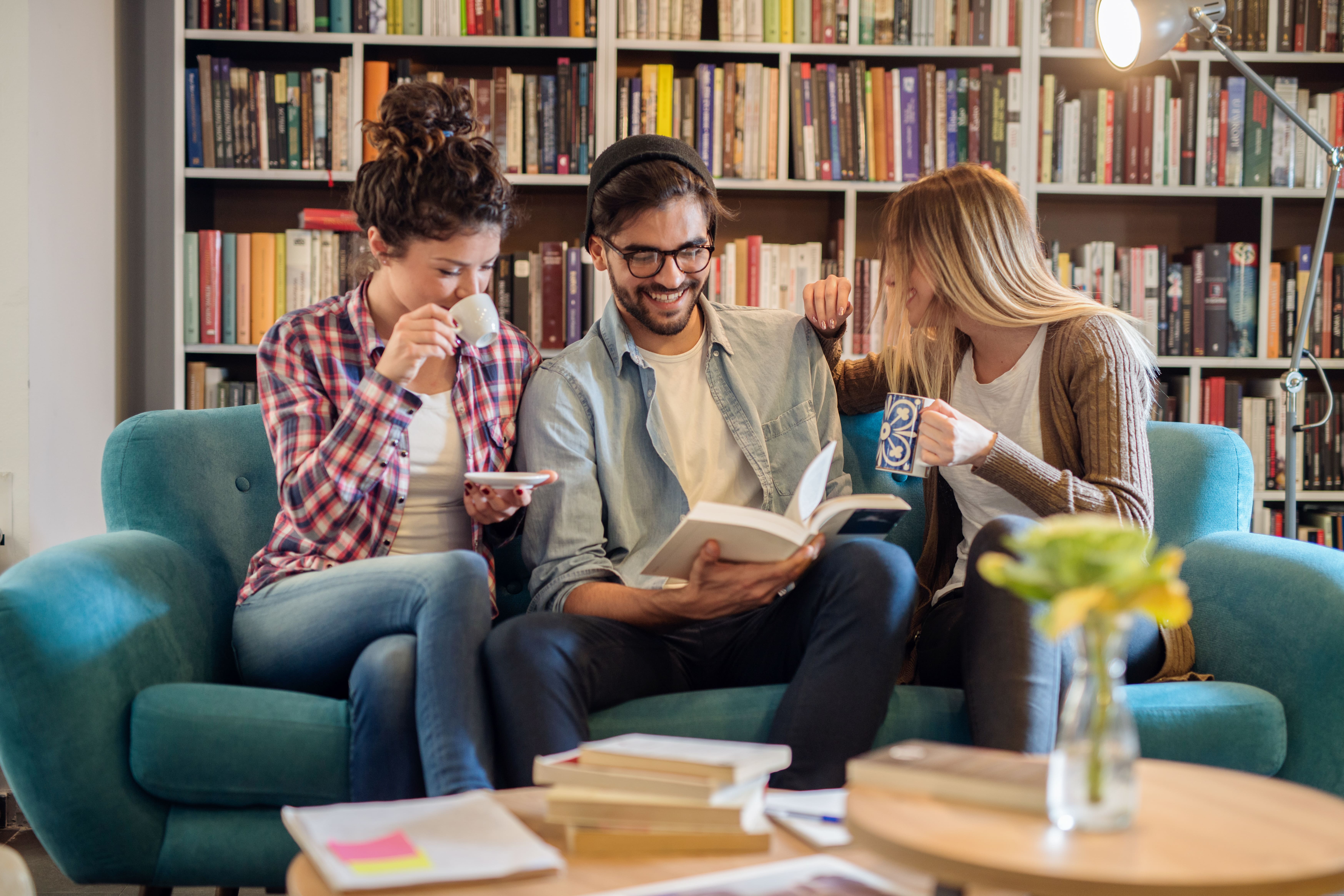 Illustratie van mensen die boeken lezen en bespreken